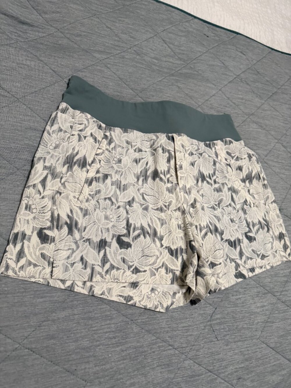 Womens Athleta Trekkie North "Ethereal Bloom" hiking shorts Sz. 10